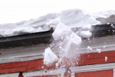 Взыскание ущерба при падении снега и льда с крыши в Новосибирске